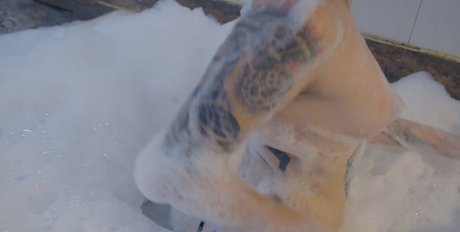 Yuma 2077 スター 裸 写真
