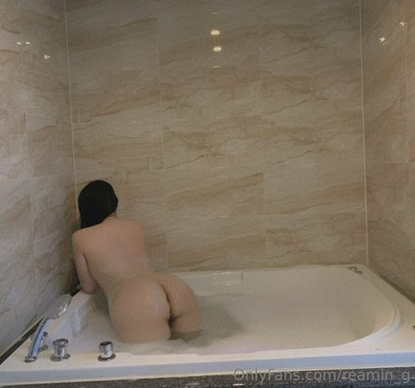 曲線美のセックスオンリーファンズ セクシーヌード 写真