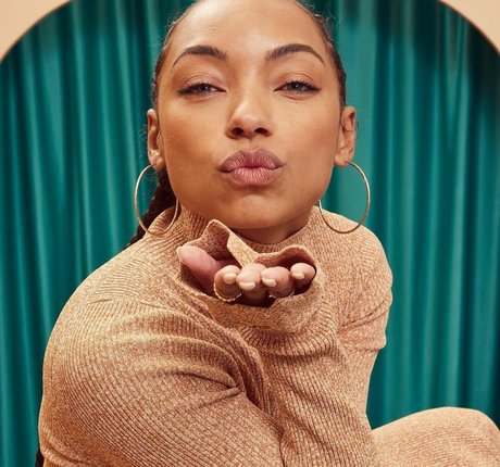 Logan Browning 裸モデル 画像