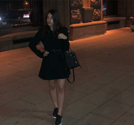 Meshi Malka セクシーなスター ギャラリー