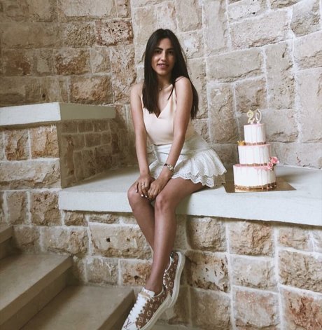 Meshi Malka 裸のポルノスター 画像