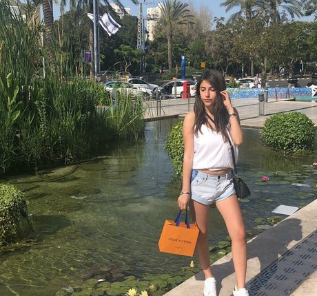 Meshi Malka 完璧なモデル 画像