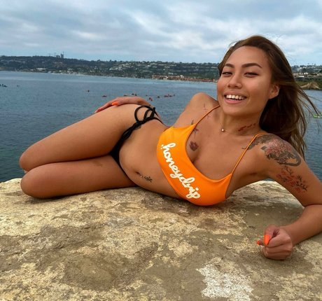 いたずらなオンリーファンズ ヌード 画像