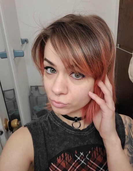 ブルネットのティーンオンリーファンズ セクシーヌード 写真