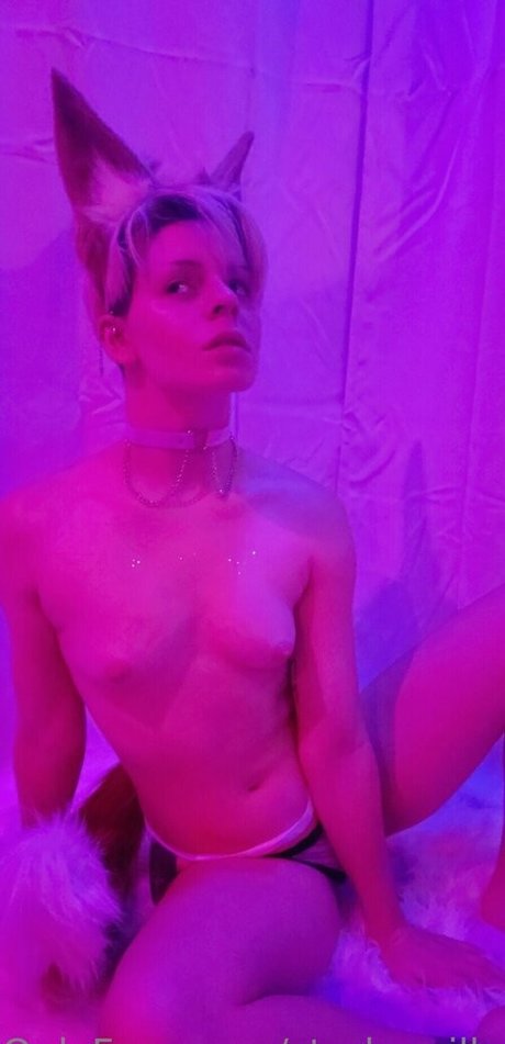 金髪巨乳オンリーファンズ セクシー 写真