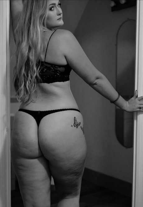 曲線美のラテン系オンリーファンズ ホットヌード ギャラリー