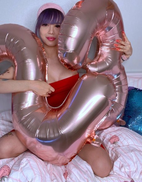 巨乳の熟女オンリーファンズ セクシー裸 画像