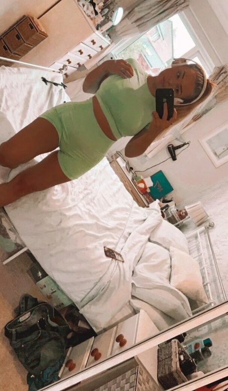 Chloe Ilsley 裸のスター 画像