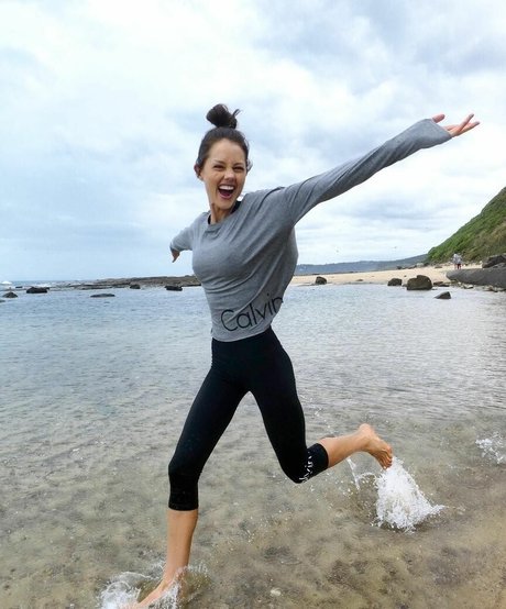 Isabelle Cornish 無料女優 写真