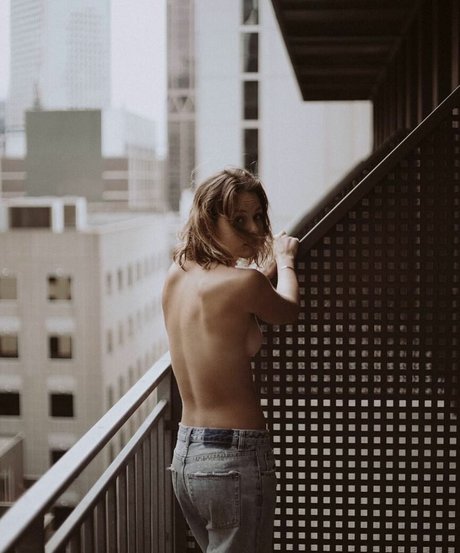Isabelle Cornish アート女優 写真