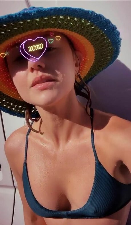 Isabelle Cornish ポルノモデル 写真
