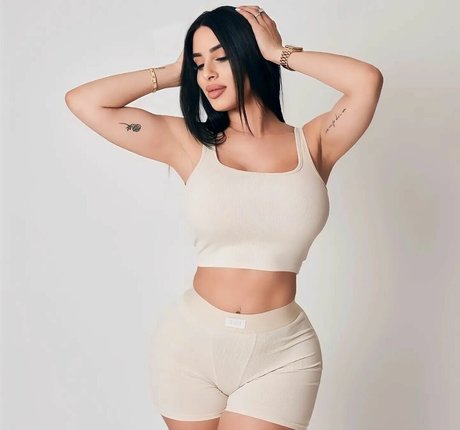 Jasleen Brar 完璧なモデル 画像