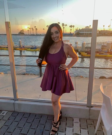 曲線美のシーメールオンリーファンズ アートヌード 画像