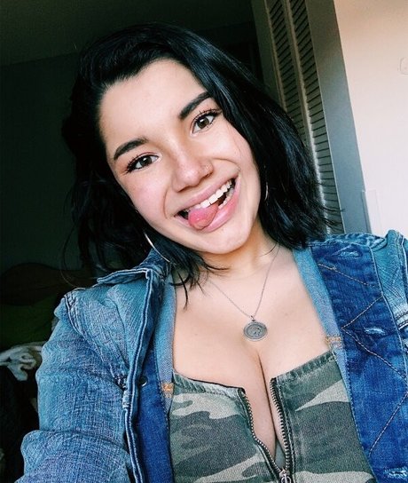 足を舐めるオンリーファンズ ポルノ 画像