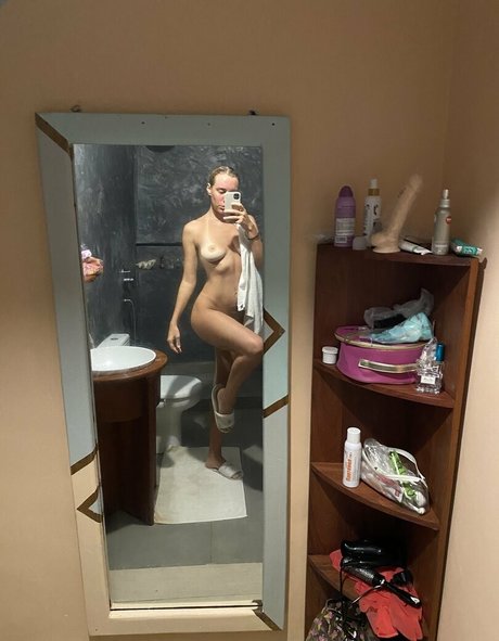 小さいチンポのシーメールオンリーファンズ ホット 写真