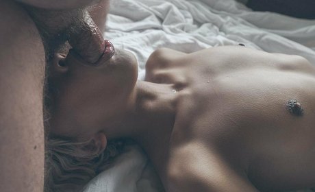 オンリーファンズの後ろから ヌード 写真