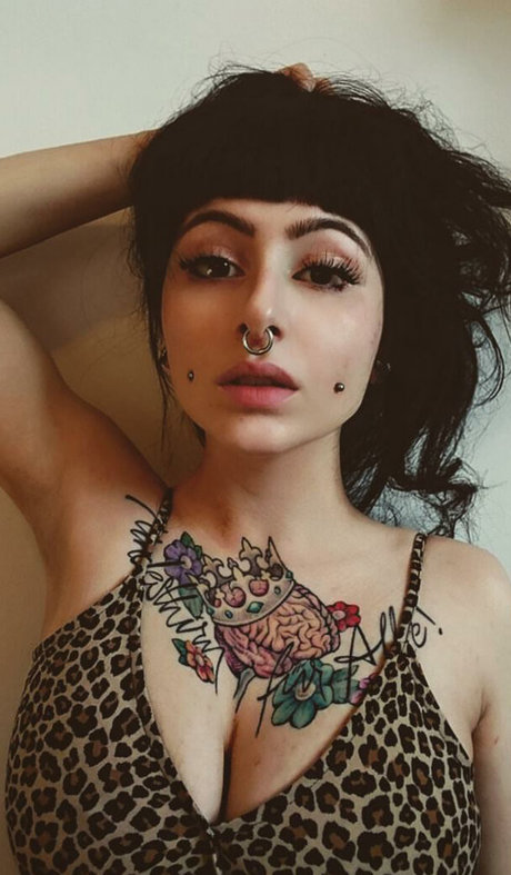 巨乳の熟女オンリーファンズ 美しいヌード 画像