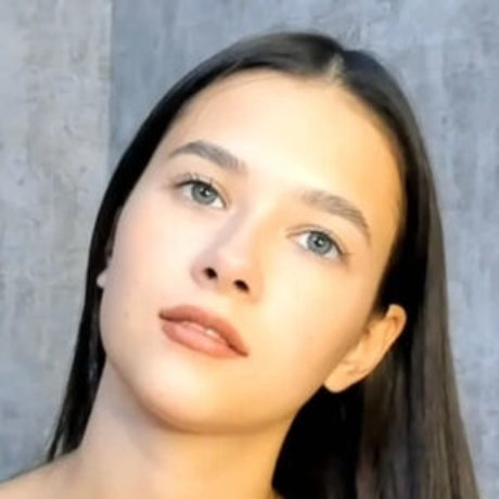 ブルネットの熟女オンリーファンズ セクシーヌード 写真