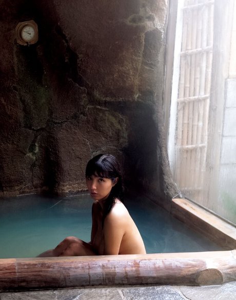 黒檀の偽おっぱいオンリーファンズ 美しい裸 写真