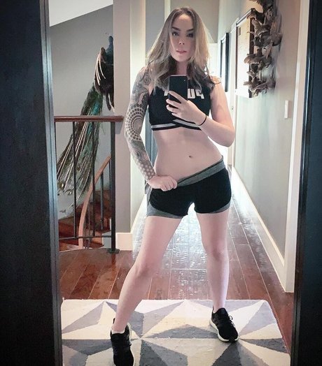 Suzy Berhow アートモデル 画像