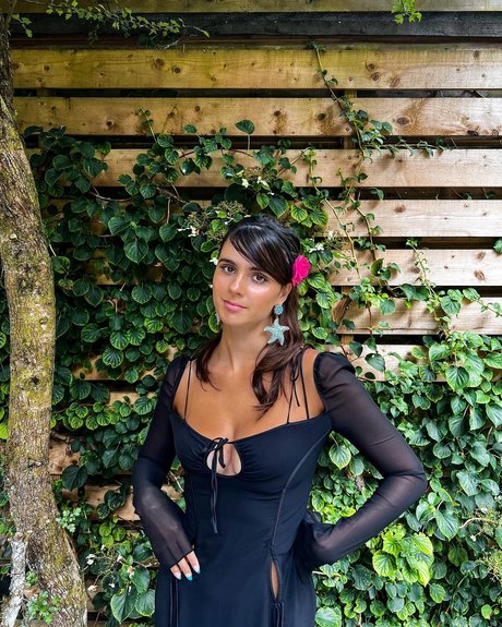 巨乳ソロオンリーファンズ セクシー裸 写真