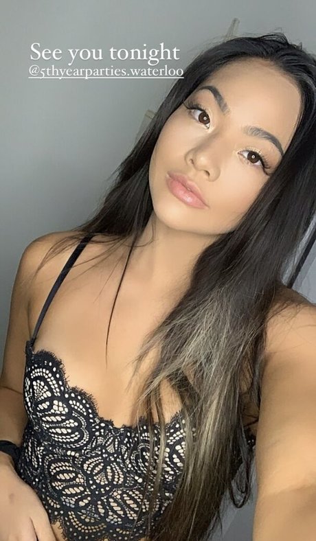 Carly Wong ポルノスター ヌード 写真