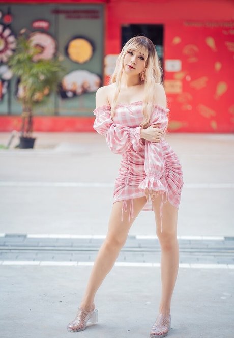 曲線美のシーメールオンリーファンズ ホットセックス 画像