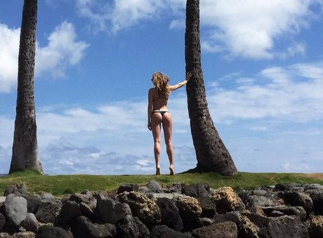 セクシーなTバックオンリーファンズ 可愛い 写真