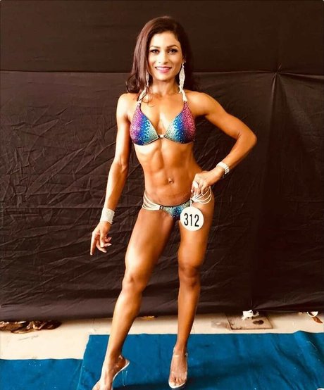 Mona Bhavsar 素敵なモデル 画像