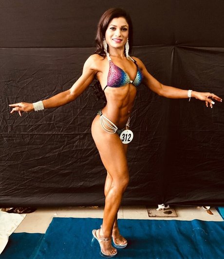 Mona Bhavsar 素敵なスター 写真