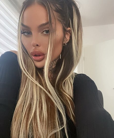 ニューハーフ ドミナトリックス オンリーファンズ ポルノグラフィック 画像