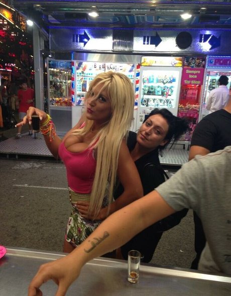 裸のシャワー オンリーファンズ 美しいポルノ 画像