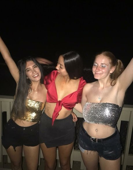 ふっくら乳首 オンリーファンズ ホット 写真