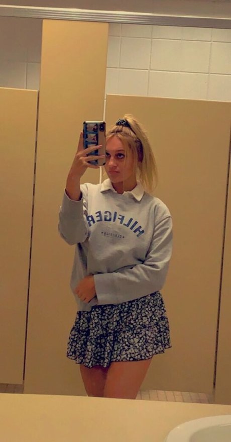 Gracie Diewald 裸のスター 画像