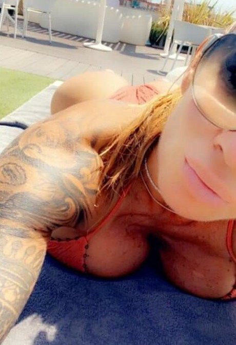 巨乳クーガーオンリーファンズ セクシーヌード 写真