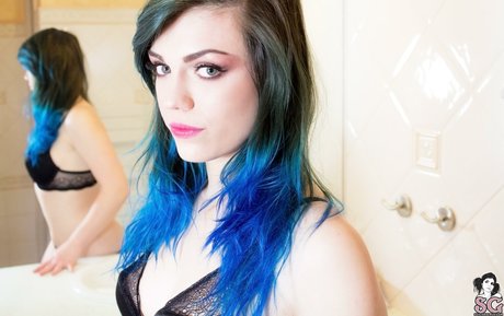 Lovia Suicide ポルノスター 美しい ギャラリー