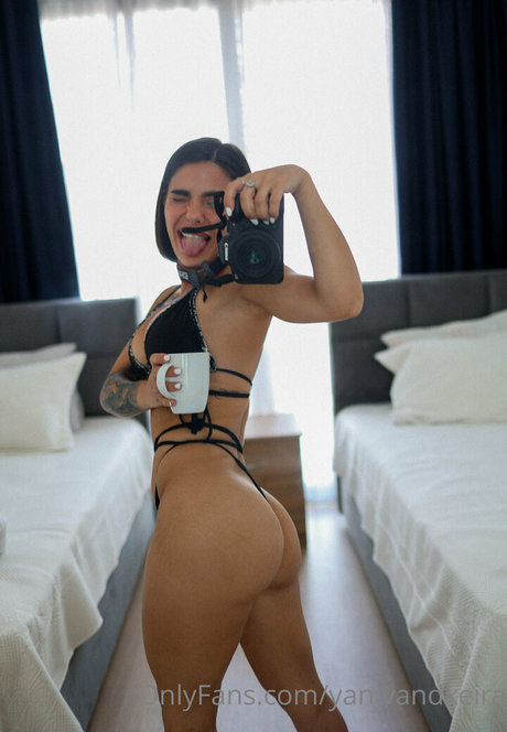 Jungle Girl スター ヌード ギャラリー