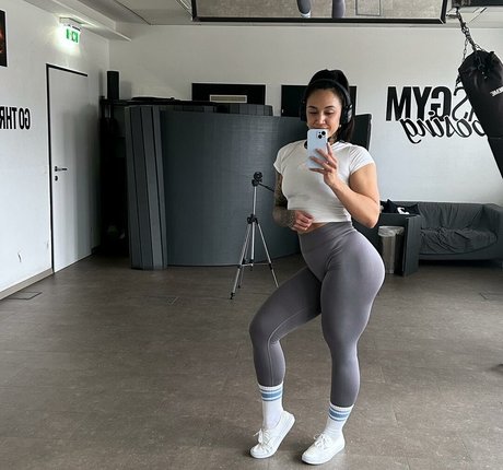 buff bunny98 エロティックなモデル 画像