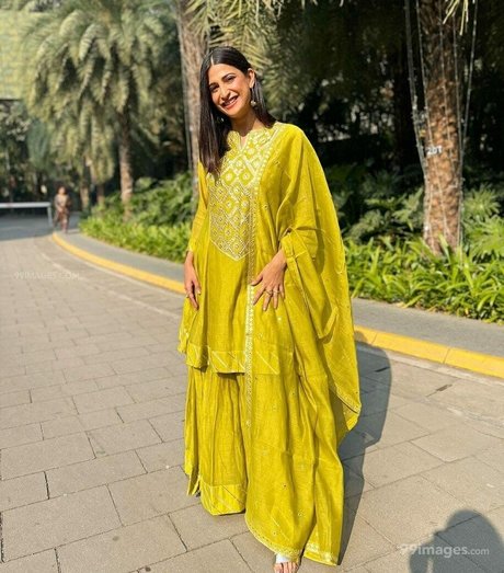 Aahana Kumra アートモデル 画像
