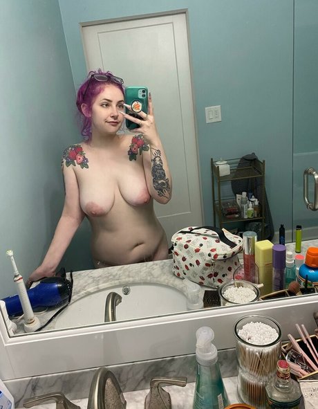 Brynnbqby エロティック女優 画像