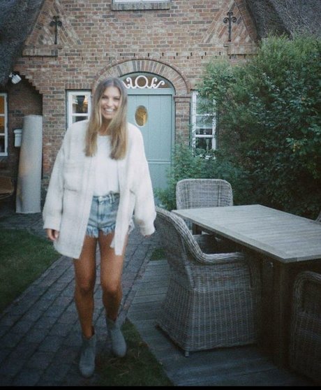 Laura Wontorra セクシーモデル 写真