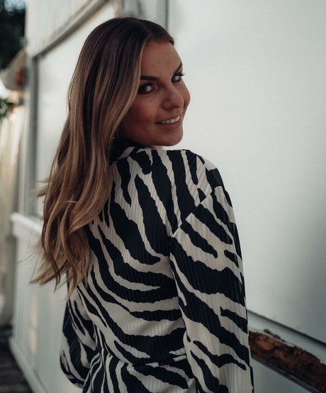 Laura Wontorra 限定スター 写真