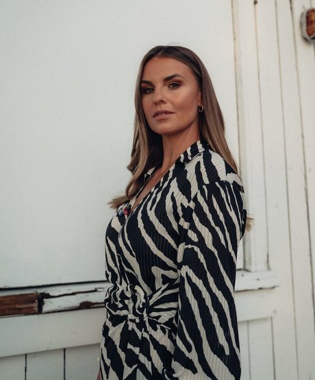 Laura Wontorra 裸モデル 写真