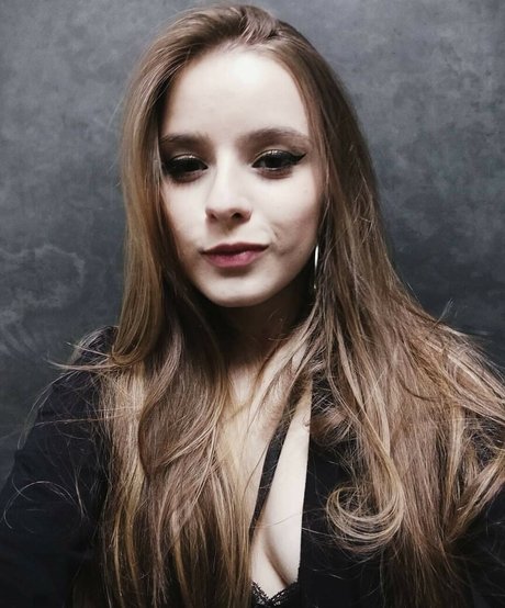 Rafaela Riggs アート女優 画像