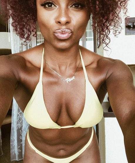 Fleur East ポルノスター ホット 画像