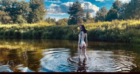 タイのレディーボーイオンリーファンズ セクシーヌード 写真