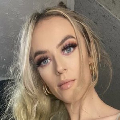 Courtney Holmes 可愛い女優 写真