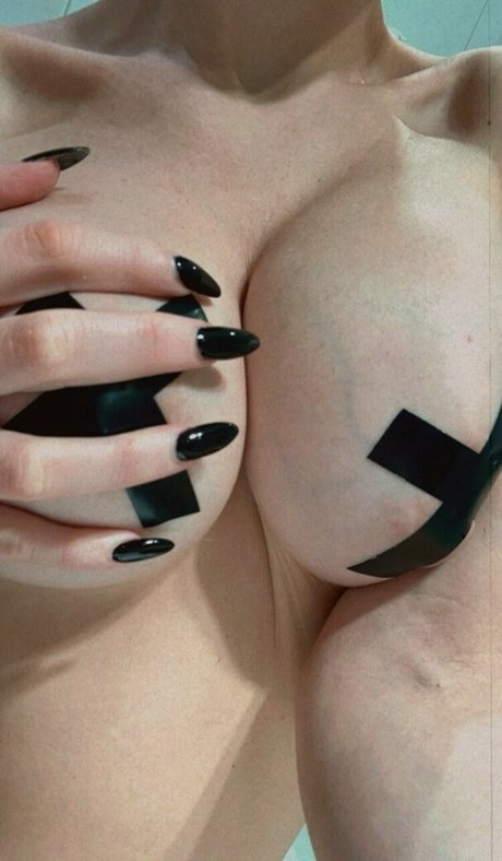 Melu Yoverno XXXモデル 写真