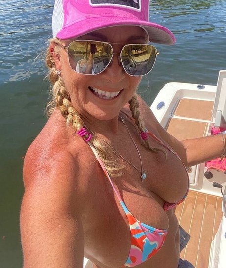 マイクロTバックオンリーファンズ ホットセクシー 写真