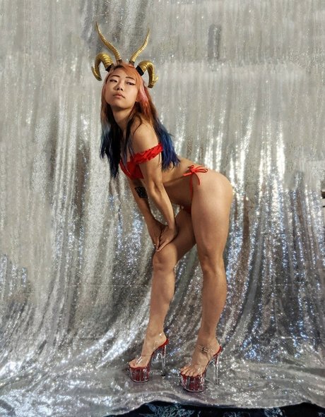 小さいチンポのシーメールオンリーファンズ セックス 写真